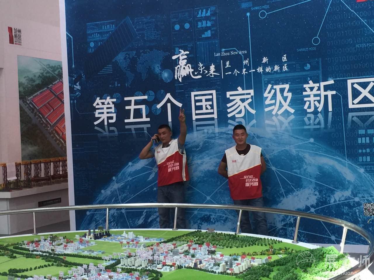 工人師傅在現(xiàn)場(chǎng)維護(hù)時(shí)，還不忘了拍張照片留個(gè)念