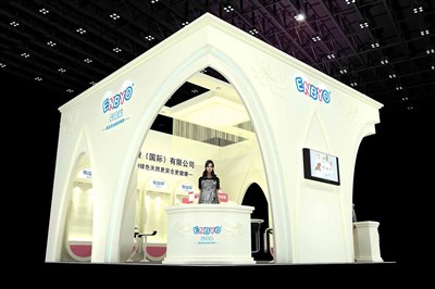 36平米展臺設(shè)計(jì)制作：三面開口/歐式/木質(zhì)結(jié)構(gòu)/米色，為嬰幼展展商而作（免費(fèi)使用）
